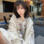 Riisa Naka Instagram - 昭和風ヘアメイクとスタイリング
新鮮でかわちくて楽しいな🤍💎✨🫶🏻

hair&make @nasup 💄
styling @shofurukawa_ 👗

今日はついによる10時から
不適切にもほどがある！ @futeki_tbs 
第一話放送するよ〜🥳
今日は寒いから
みんな早くお家に帰って
ふてほどみてね❤️

大笑いして温まろう🥰