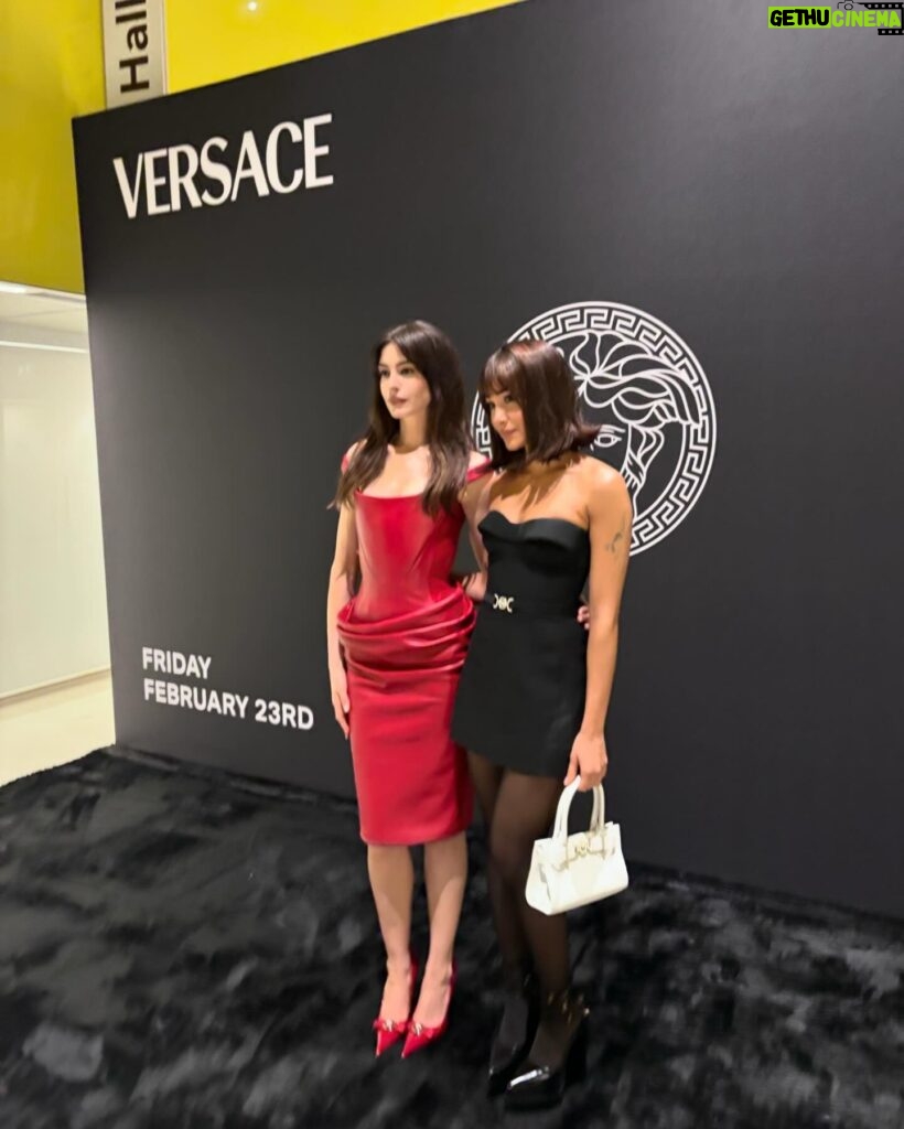 Aitana Instagram - Gracias @donatella_versace @versace por invitarme a este increíble desfile. Gracias también por haberme dado la oportunidad de ver la casa de Gianni Versace, conocer a personas que siempre he admirado y disfrutar de una noche sinceramente increíble. Os AMO.