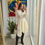 Paula Echevarría Instagram - Os dejo este look de este finde! 
Buen lunes a tutti!!! ♥️

Vestido @fetichesuances 
Botas @primarkpr.es 
Bolso @versace 
Pendientes y anillos @agathaparisspain #LosFavoritosDePaula
