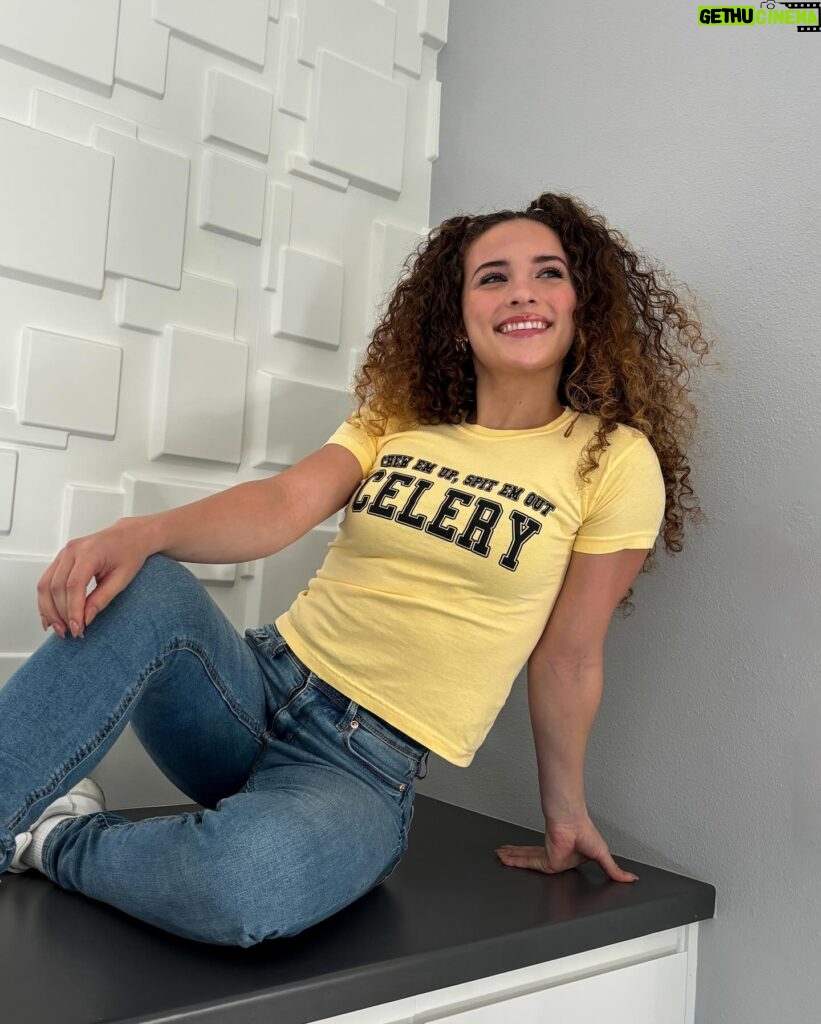 Sofie Dossi Instagram - Chew em up🍴spit em out 👅 CELERY 🥬
T-shirts out now on @shopsofiedossi