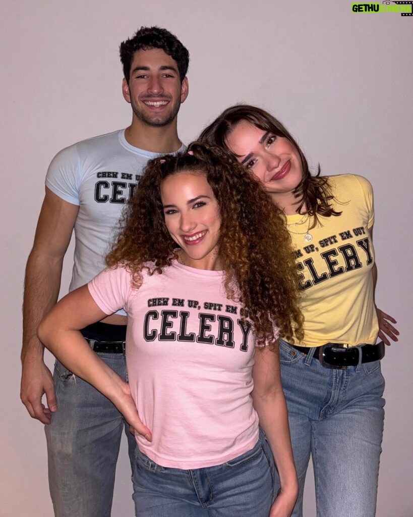 Sofie Dossi Instagram - Chew em up🍴spit em out 👅 CELERY 🥬
T-shirts out now on @shopsofiedossi