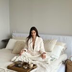 Macarena Achaga Instagram - volver a casa para manifestar tus intenciones del 2024 desde tu paz ✨ con tus cobijas favoritas y el set ideal @westelmmx 

#Publicidad