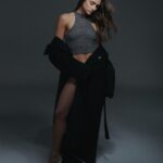 Renata Notni Instagram - Esta portada me tieeneee 🌙🌙🪐🪐💫✨
Gracias @rollingstoneenespanol y todo el increíblee equipo. 
.
.
. @el_lanco @lorenarobleto @colourstalent 
Historia: Melisa Parada / melisaparb
Fotografia y dirección: Khristio / @khristio
Productor Ejecutivo: Alejandro Ortiz / @xalejandro.ortiz
Stylist: Pool Moreno / @polmorenoo
MUA: Gustavo Bortolotti / @gusbortolotti
Peinado: Ernesto Vargas / @ernestovargas_hair
Producción: Yuliet Delgado / @___yules.___
Asistentes de Fotografía: Christopher Valle / @_chrisstoper y Jean Carlo Delgado
Asistentes de Producción: Daniela Garcia / @karendaap y Alexa Mancilla / @alexamancilla
Asistente Stylist: Alan Jimenez / @alanjmnz_
Ropa: Tank top (Dolce & Gabbana); Corset y Leggings (Mariaandrée Gaitán) Guantes (Dior)