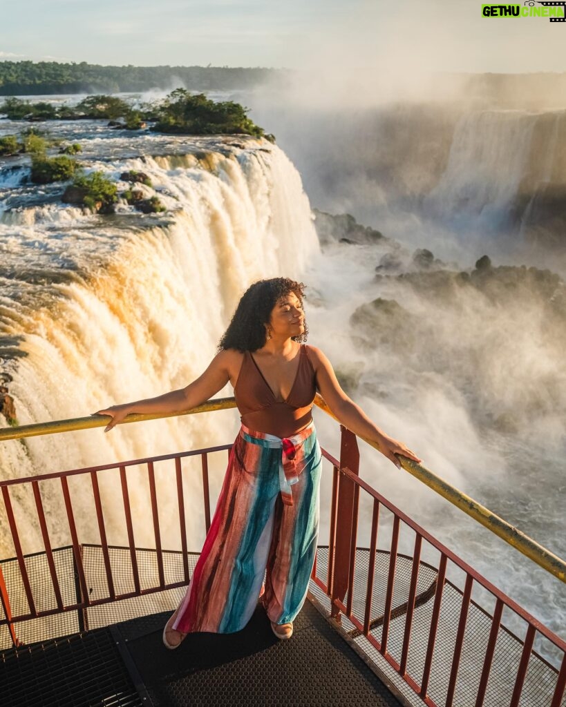 Juliana Alves Instagram - Das águas de Foz do Iguaçu ao meu banheiro! 

Com Essências do Brasil por @luxbotanicals todo banho se torna um verdadeiro ritual de bem-estar e revitalização com fragrâncias que traduzem a nossa brasilidade na pele. 

*Nenhum produto foi utilizado na natureza

#Publi #BanhoDeNatureza #EssênciasDoBrasil
