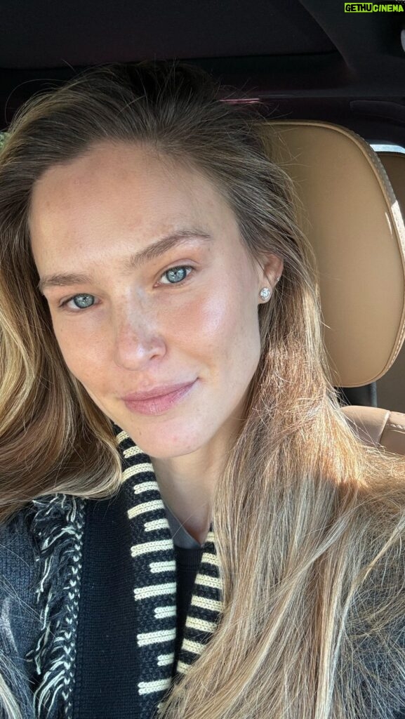 Bar Refaeli Instagram - Get ready with me ♥️
All the skin care I'm using are my products I'm developing for my own skin care line 🤫 coming soon... 
- @diorbeauty concealer 
- @chanel.beauty soleil tan de Chanel 
- @chanel.beauty baume essential in Rouge Frais
- @masonpearsonbros hair brush