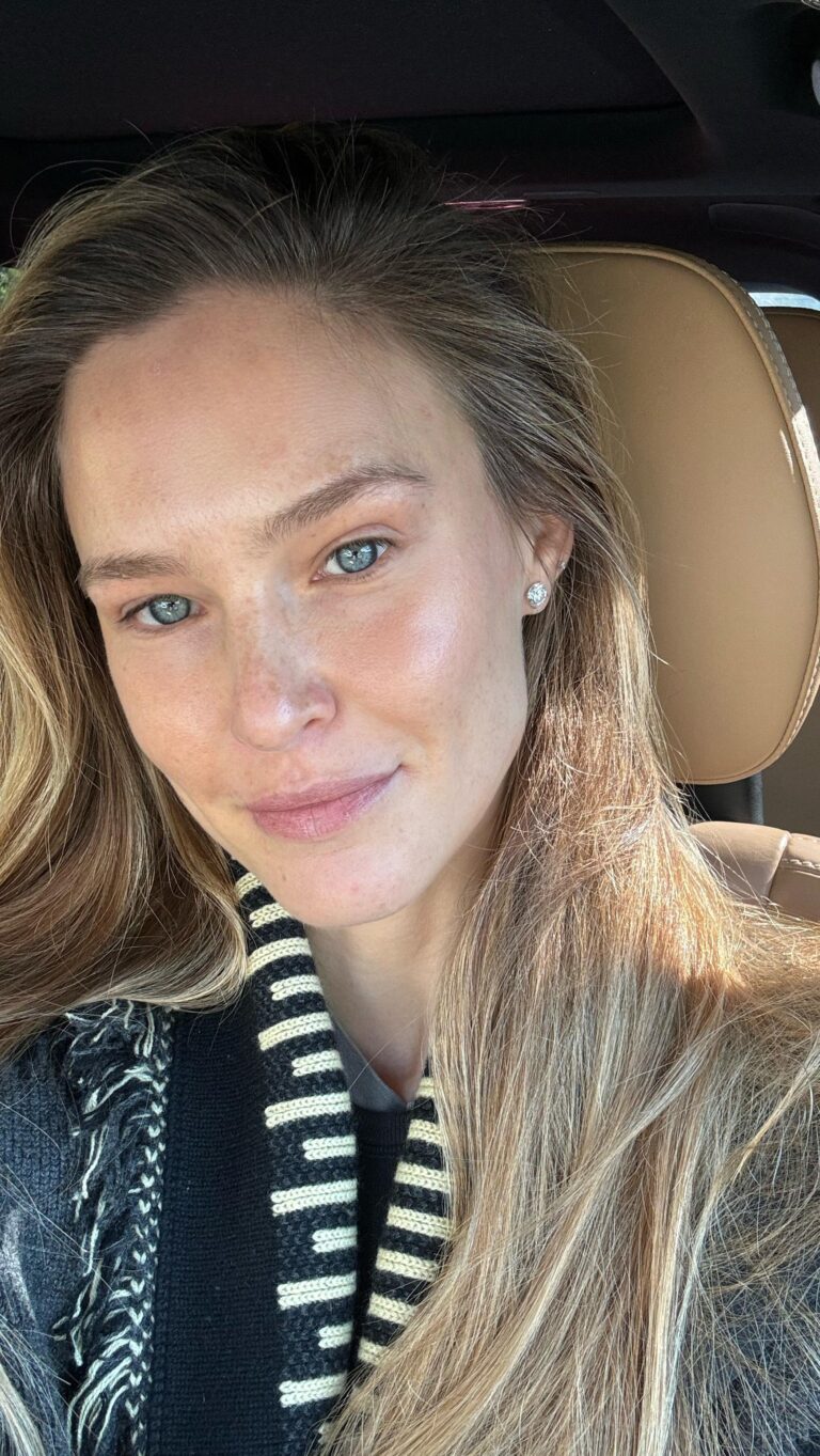Bar Refaeli Instagram - Get ready with me ♥️
All the skin care I'm using are my products I'm developing for my own skin care line 🤫 coming soon... 
- @diorbeauty concealer 
- @chanel.beauty soleil tan de Chanel 
- @chanel.beauty baume essential in Rouge Frais
- @masonpearsonbros hair brush