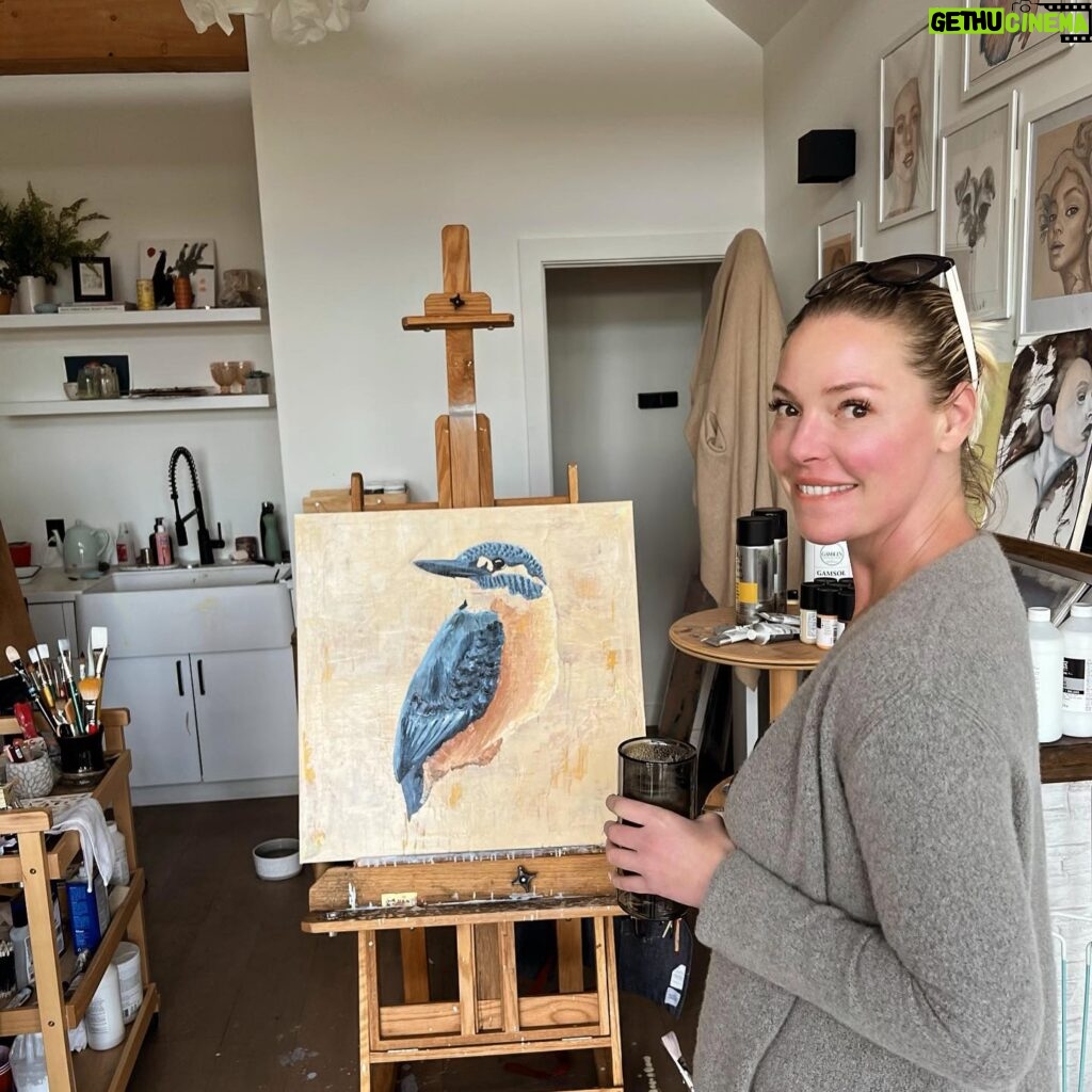 Katherine Heigl Instagram - With a mixture of excitement and nervous energy, I'm busy preparing for my own art exhibition!!! The wonderful @gallerymar in Park City has invited me to show my art at the end of May, which is both thrilling and also a little terrifying. Sharing my work feels like sharing a piece of my soul.

If you had told me this was going to happen a year ago I simply wouldn't have believed you! I am filled with gratitude for this opportunity. A big thank you to everyone who has encouraged me, especially @joshbkelley

I can't wait to share this experience with you all. Your support means the world. ❤