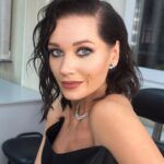 Kristina Asmus Instagram - Я не хочу обратно в блондинку!!! 😧 Никогда не думала, что озвучу это.., но брюнетка - вот прям моё! 🌪️
Красилась я для фильма «Киноплёнка №8», съёмки закончились в ноябре, а в новом проекте я снимаюсь в париках. Так что, решила для себя ещё походить тёмненькой 👩🏻 Но вот-вот стартует другой проект, а там я нужна уже «натуральный блондин, и молодой и заводной, и знаменит и холостой» 😂 Поэтому, день покраски скоро и жду я его судорожно )))) Ещё и потому, шо фиг знает как этот выведется 😂
А уж как к тёмным волосам идут бриллианты, вы бы знали!!!)) А уж бриллианты от KORLOFF, так вообще!! 🤪💎 На мне сумасшедшее колье и серьги @korloff_boutique_russia для самой престижной кинопремии страны - «Золотой орёл», которая прошла на днях 💃🏼 А в карсусели ещё немного фоток с «Орла», которые мне нашлёпала мой потрясающей красоты агент)) 

🤍 платье: @tatyanakochnova_official 
🤍 украшения: @korloff_boutique_russia @richtimegroup
🤍 мейк и волосы: @natashabah 
🤍 стиль: @aartamon