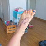 Clara Galle Instagram - Pies en la tierra, da igual lo alto que subas.💚🌷