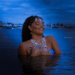 Juliana Alves Instagram - Odoyá!
Saudamos a rainha de imensidão dos mares e oceanos.
Que nunca nos falte sabedoria e equilíbrio em nossas cabeças. 
Força que nos inspira a navegar. 
Obrigada, deusa mãe! 

Salve salve 
Odoyá Yemanja!
🤍🤍✨
🙌🏾🧜🏿‍♀️

📸 @oronaldcruz