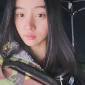 Kōki Instagram - 愛情いっぱいのチームに支えられています☺️💗

3枚目の写真は
スタッフが早朝の支度部屋で、「プレゼントがあるから目を閉じて！」と、朝会った時に言われ、そしてオッケーで目を開いたら、そこにはとっても可愛い子達がいました。
「お家のわんちゃん達に会えなくて寂しいでしょ！この子達で寂しさが紛れるかな？」と、プレゼントしてくれたぬいぐるみです🥹
優しさにうるうるしました☺️