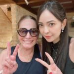 Susana Vieira Instagram - Nossos olhos se encheram de lágrimas. 25 anos depois, o reencontro com minha afilhada, Stephanie 🌺❤️