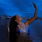 Juliana Alves Instagram - Odoyá!
Saudamos a rainha de imensidão dos mares e oceanos.
Que nunca nos falte sabedoria e equilíbrio em nossas cabeças. 
Força que nos inspira a navegar. 
Obrigada, deusa mãe! 

Salve salve 
Odoyá Yemanja!
🤍🤍✨
🙌🏾🧜🏿‍♀️

📸 @oronaldcruz