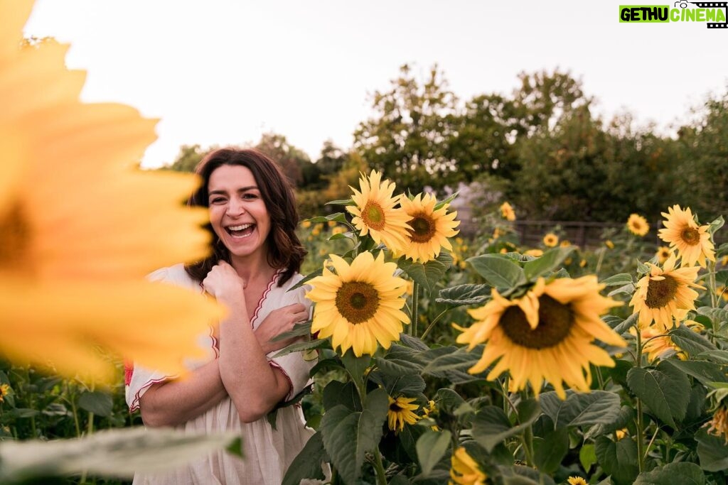 Caterina Scorsone Instagram - A little sunshine. My friend @howcarolinecarolines takes pictures and makes people laugh and holds them when they cry.🌻