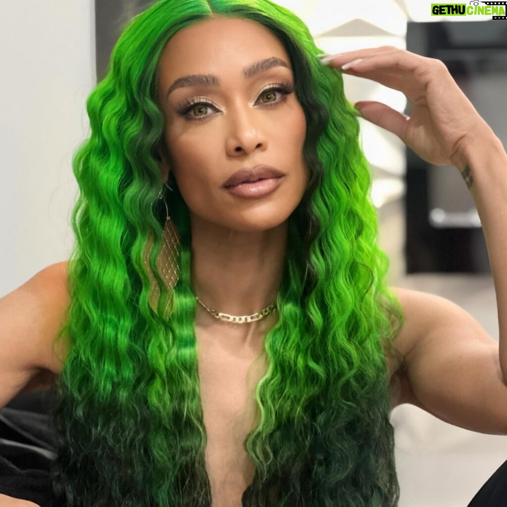 Tami Roman Instagram - I’ll try anything once….
@thehairfetish @christelsie