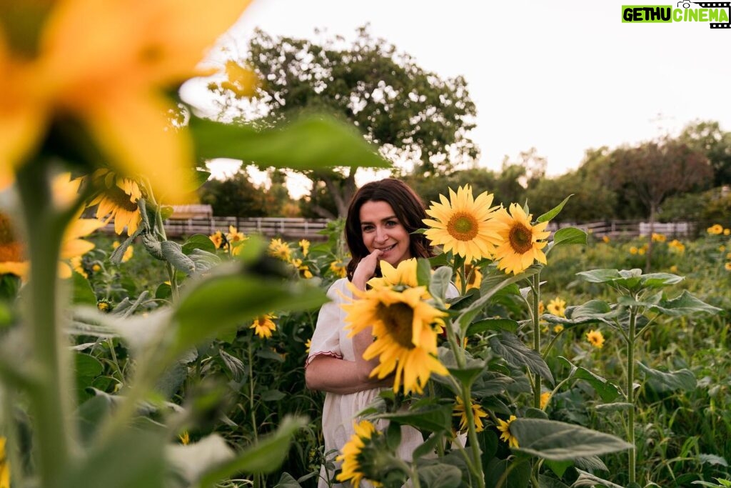 Caterina Scorsone Instagram - A little sunshine. My friend @howcarolinecarolines takes pictures and makes people laugh and holds them when they cry.🌻