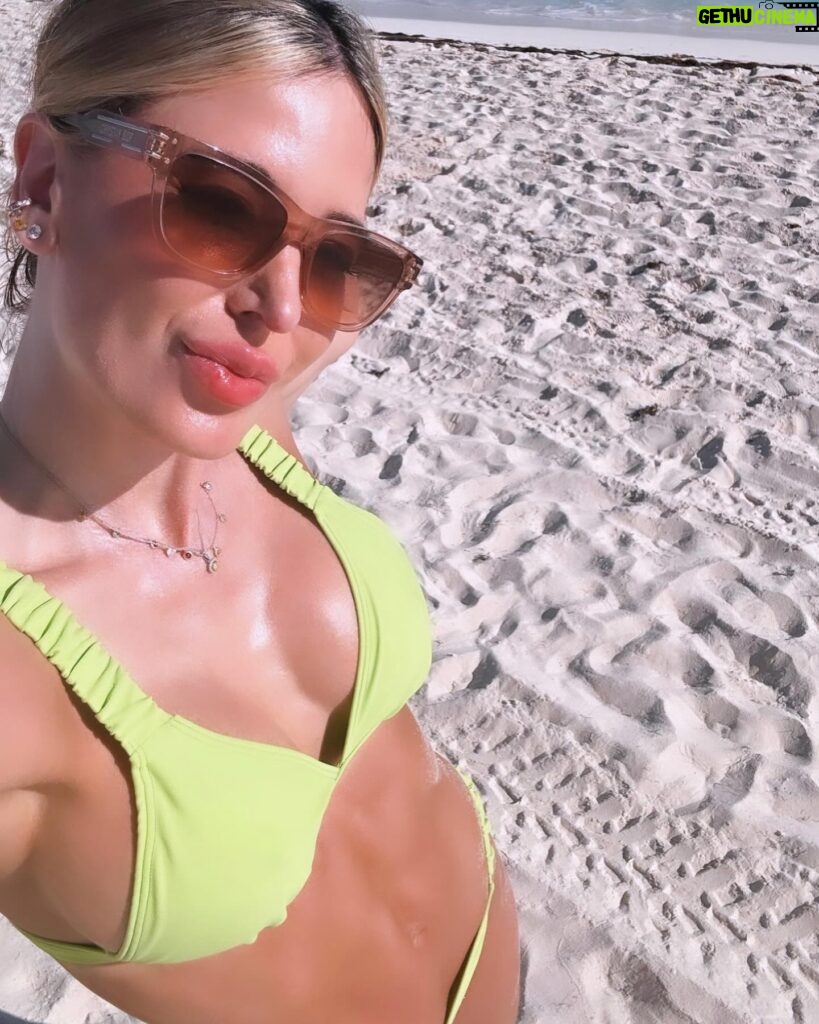 Jésica Cirio Instagram - Siempre playa y @cocotdufour 🐚🍹💚✨