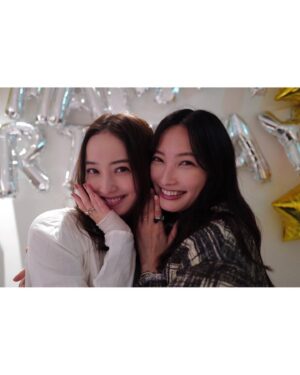 Nozomi Sasaki Instagram - お誕生日おめでとうのコメントありがとうございます✨
嬉しいです🎈
毎年、誕生日が近い絢とお揃いを購入するのですが、今年はポメラートのリングを💍🤍
今までお揃いで購入したジュエリーを身に付け、見るたびに、その年の記憶が蘇るからジュエリーの力って本当に凄い💎✨
最近はこのポメラートのリングを見てはウットリしてます♥️