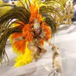 Susana Vieira Instagram - Em plena Sapucaí encontrei um “caramelo” e não resisti 🐶❤️ Bom carnaval a todos!!! 🎊 - 2009