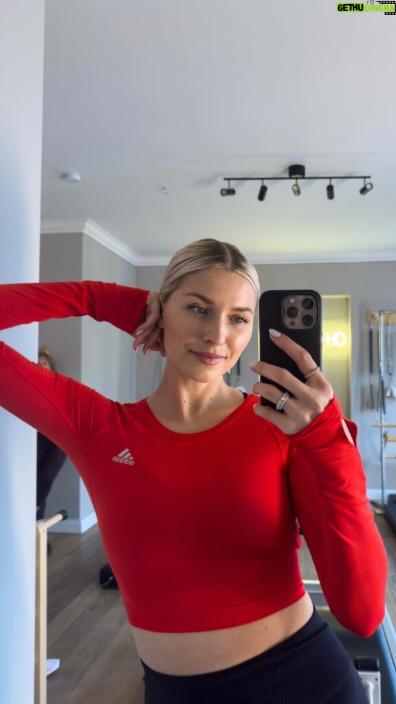 Lena Gercke Instagram - Reason #8: Mornings and Pilates! It’s My favorite type of sport. Pilates builds endurance, strength, mobility, and flexibility. And the best part is, it’s fun! Has anyone already tried Pilates reformer? 
#YouGotThis