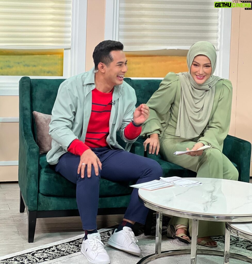 Erra Fazira Instagram - Abe Joe dan primadona @errafazira berganding di Nasi Lemak Kopi O (NLKO) 2.0

NLKO 2.0 kini kembali bersiaran di @tv9malaysia / siaran 149 setiap hari Rabu - Jumaat jam 10:30 pagi.

Jgn malas, swipe sampai habis...

Btw, Happiest Birthday @errafazira yang ke........? Haa korang pegi tanya dia sendiri la ye. 🎂