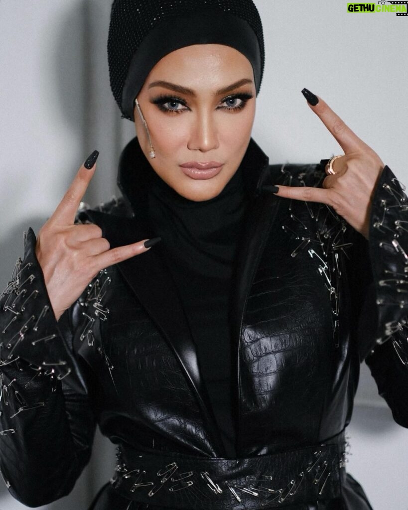 Erra Fazira Instagram - —— ERRA FAZIRA ——
.
Makeup @sharhimkhan 
Hijab Stylist @thelikeyuti
Wearing @samm_republic 
Manager @sharendrarazak 
Bodyguard @e.l.a.i.n.e78