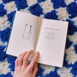 Clara Galle Instagram - Enero sin tiempo. Pero he descubierto muchos libros random para leer que no necesitan continuidad, y así una puede seguir desapareciendo de este mundo a ratitos. 
Os dejo algunos por aquí:

- “101 Essays that will change the way you think” (Brianna West): Reflexiones que ocupan dos páginas pero que ocupan el día entero rondando contigo. (También traducido al español.)

- “No todo el mundo” (Marta Jiménez Serrano): Mini historias de amor maravillosamente relatadas.

- “The Melancholy death of Oyster Boy” (Tim Burton): Simplemente un tesoro de papel. ✨

Por cierto, odiar las lentillas es lo mejor que me ha pasado en la vida!