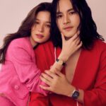 Violette Wautier Instagram - จริงๆ รับงานคู่นะคะ 💜🤣

เติมเต็มช่วงเวลาแห่งความสุขรับวาเลนไทน์ใน #MintFashion กับเรือนเวลาไอคอนิกจาก OMEGA คอมพลีทลุคของทั้งคู่ให้เปล่งประกาย พร้อมชวนทุกคนมอบเป็นของขวัญสุดพิเศษให้กับคนพิเศษสุดของคุณในวาเลนไทน์นี้ 

#KaoVxMintFashion 
#OMEGA 
#OMEGAWatches
#OMEGAThailand 
#kaojirayu_9 #VioletteWautier 
#MintMagTH