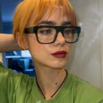 Clara Galle Instagram - Enero sin tiempo. Pero he descubierto muchos libros random para leer que no necesitan continuidad, y así una puede seguir desapareciendo de este mundo a ratitos. 
Os dejo algunos por aquí:

- “101 Essays that will change the way you think” (Brianna West): Reflexiones que ocupan dos páginas pero que ocupan el día entero rondando contigo. (También traducido al español.)

- “No todo el mundo” (Marta Jiménez Serrano): Mini historias de amor maravillosamente relatadas.

- “The Melancholy death of Oyster Boy” (Tim Burton): Simplemente un tesoro de papel. ✨

Por cierto, odiar las lentillas es lo mejor que me ha pasado en la vida!