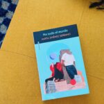 Clara Galle Instagram - Enero sin tiempo. Pero he descubierto muchos libros random para leer que no necesitan continuidad, y así una puede seguir desapareciendo de este mundo a ratitos. 
Os dejo algunos por aquí:

- “101 Essays that will change the way you think” (Brianna West): Reflexiones que ocupan dos páginas pero que ocupan el día entero rondando contigo. (También traducido al español.)

- “No todo el mundo” (Marta Jiménez Serrano): Mini historias de amor maravillosamente relatadas.

- “The Melancholy death of Oyster Boy” (Tim Burton): Simplemente un tesoro de papel. ✨

Por cierto, odiar las lentillas es lo mejor que me ha pasado en la vida!