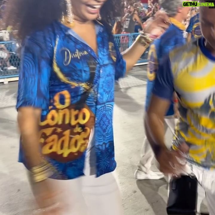 Juliana Alves Instagram - Carrosel de emoções deste carnaval! 
Foi bom curtir e aproveitar cada instante dessa festa linda! Torci, me emocionei, vibrei e fui feliz. 
Amei conhecer o camarote Rio, a convite do @guilhermebarros 
Me emocionei muito com o Salgueiro 
Reencontrei minha @gresutijuca 
Fiquei toda orgulhosa da minha irmã @eumayra.a que brilhou desfilando de perna de pau na Imperatriz
Encontrei amigos
Chorei com a Vila e a comissao de @alexneoral e @marciojahu 
E vibre com as comunidades amigas
Admirei @sou_mayaralima 
E no final ainda estava de pé pra aplaudir a Viradouro 
Ontem desfilei com as crianças como faço todo ano! 
Que venha o fds, porquê apesar de cansada eu quero maissss!