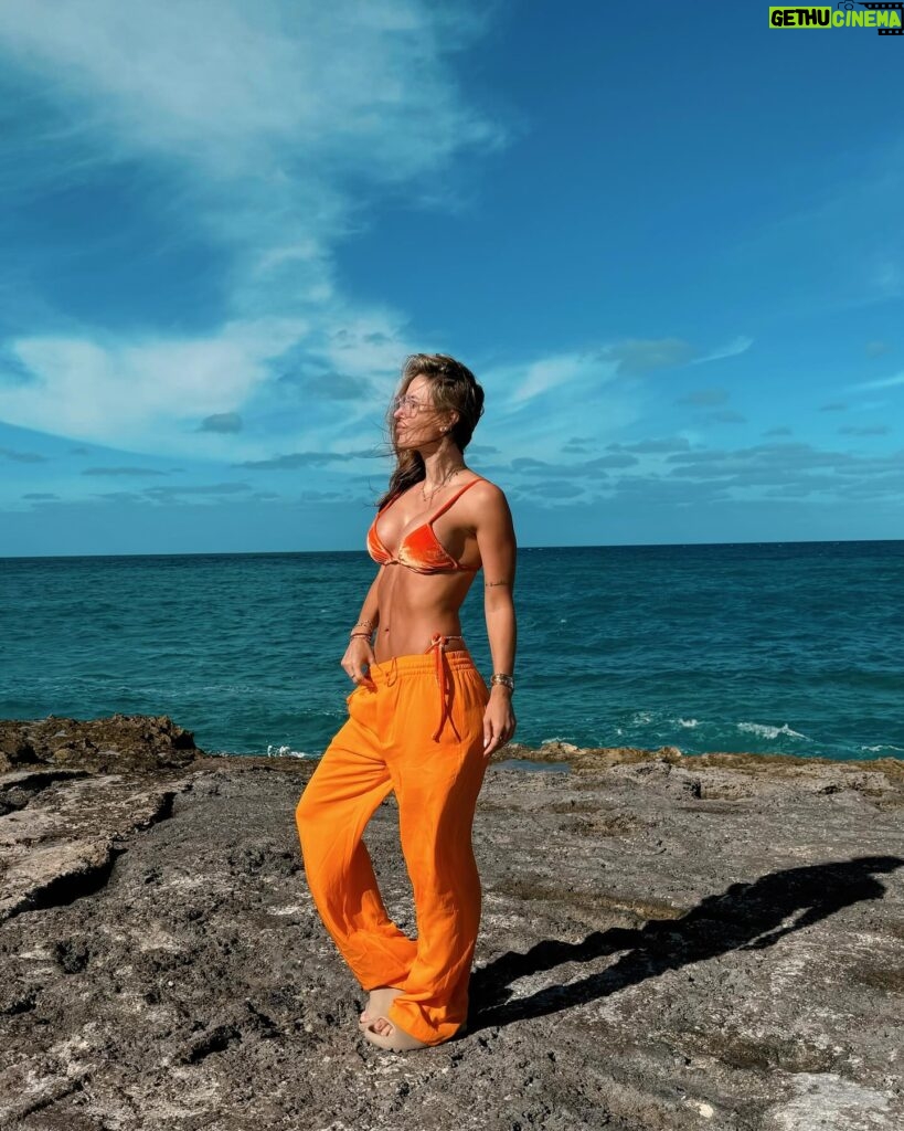 Jésica Cirio Instagram - SUMMER TIME
Amando el ruido del mar 🌊 y este look 🧡 que no puede más ☺️