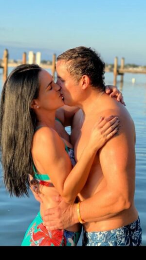 Scarlet Ortiz Instagram - Simplemente tú y yo CARAOTICA @ortizscarlet feliz día de los enamorados.