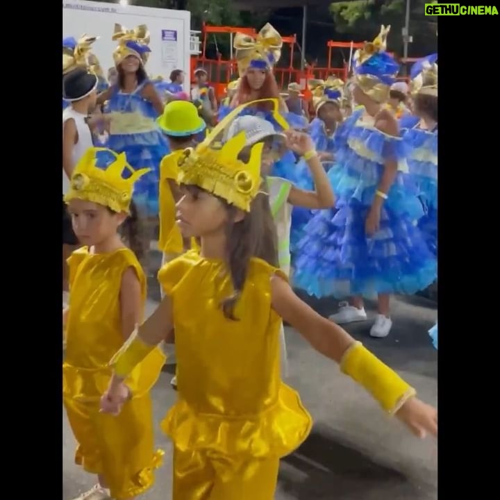 Juliana Alves Instagram - Carrossel do desfile Tijuquinha!
Ha alguns bons anos, meu compromisso nas terças de carnaval é com a crianças! 
Escola de vida, da nossa cultura, formação de sambistas com muita integridade e puro amor!
Nas escolas mirins, as crianças aprendem desde cedo a valorizar nossa base, o que é essencial e muito poderoso. 
Cultura é sistema de defesa de toda uma comunidade. 
Viva a Tijuquinha do Borel! Viva o samba!! 💙💛✨✨