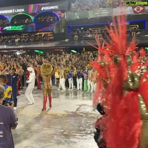 Juliana Alves Instagram - Carrosel de emoções deste carnaval! 
Foi bom curtir e aproveitar cada instante dessa festa linda! Torci, me emocionei, vibrei e fui feliz. 
Amei conhecer o camarote Rio, a convite do @guilhermebarros 
Me emocionei muito com o Salgueiro 
Reencontrei minha @gresutijuca 
Fiquei toda orgulhosa da minha irmã @eumayra.a que brilhou desfilando de perna de pau na Imperatriz
Encontrei amigos
Chorei com a Vila e a comissao de @alexneoral e @marciojahu 
E vibre com as comunidades amigas
Admirei @sou_mayaralima 
E no final ainda estava de pé pra aplaudir a Viradouro 
Ontem desfilei com as crianças como faço todo ano! 
Que venha o fds, porquê apesar de cansada eu quero maissss!