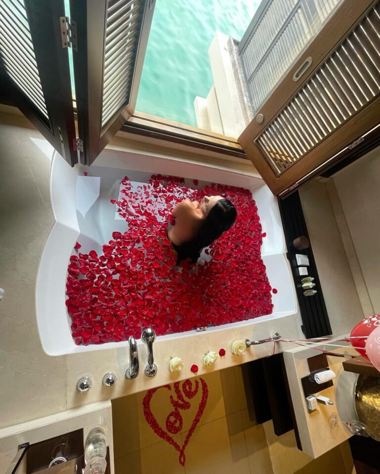 Lamitta Frangieh Instagram - Beauty of Red.. ♥️
@anantaradubai 
@golden_key_vacations 
📸 @hossamelhalwagy_photography 
.
.
.
#valentines #red #roses #anantaradubai #glamorous#resort #romantic #lamittafrangieh #redroses