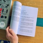 Clara Galle Instagram - Enero sin tiempo. Pero he descubierto muchos libros random para leer que no necesitan continuidad, y así una puede seguir desapareciendo de este mundo a ratitos. 
Os dejo algunos por aquí:

- “101 Essays that will change the way you think” (Brianna West): Reflexiones que ocupan dos páginas pero que ocupan el día entero rondando contigo. (También traducido al español.)

- “No todo el mundo” (Marta Jiménez Serrano): Mini historias de amor maravillosamente relatadas.

- “The Melancholy death of Oyster Boy” (Tim Burton): Simplemente un tesoro de papel. ✨

Por cierto, odiar las lentillas es lo mejor que me ha pasado en la vida!