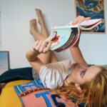 Clara Galle Instagram - Enero sin tiempo. Pero he descubierto muchos libros random para leer que no necesitan continuidad, y así una puede seguir desapareciendo de este mundo a ratitos. 
Os dejo algunos por aquí:

- “101 Essays that will change the way you think” (Brianna West): Reflexiones que ocupan dos páginas pero que ocupan el día entero rondando contigo. (También traducido al español.)

- “No todo el mundo” (Marta Jiménez Serrano): Mini historias de amor maravillosamente relatadas.

- “The Melancholy death of Oyster Boy” (Tim Burton): Simplemente un tesoro de papel. ✨

Por cierto, odiar las lentillas es lo mejor que me ha pasado en la vida!