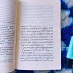 Clara Galle Instagram - Enero sin tiempo. Pero he descubierto muchos libros random para leer que no necesitan continuidad, y así una puede seguir desapareciendo de este mundo a ratitos. 
Os dejo algunos por aquí:

- “101 Essays that will change the way you think” (Brianna West): Reflexiones que ocupan dos páginas pero que ocupan el día entero rondando contigo. (También traducido al español.)

- “No todo el mundo” (Marta Jiménez Serrano): Mini historias de amor maravillosamente relatadas.

- “The Melancholy death of Oyster Boy” (Tim Burton): Simplemente un tesoro de papel. ✨

Por cierto, odiar las lentillas es lo mejor que me ha pasado en la vida!