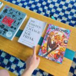 Clara Galle Instagram - Enero sin tiempo. Pero he descubierto muchos libros random para leer que no necesitan continuidad, y así una puede seguir desapareciendo de este mundo a ratitos. 
Os dejo algunos por aquí:

- “101 Essays that will change the way you think” (Brianna West): Reflexiones que ocupan dos páginas pero que ocupan el día entero rondando contigo. (También traducido al español.)

- “No todo el mundo” (Marta Jiménez Serrano): Mini historias de amor maravillosamente relatadas.

- “The Melancholy death of Oyster Boy” (Tim Burton): Simplemente un tesoro de papel. ✨

Por cierto, odiar las lentillas es lo mejor que me ha pasado en la vida!