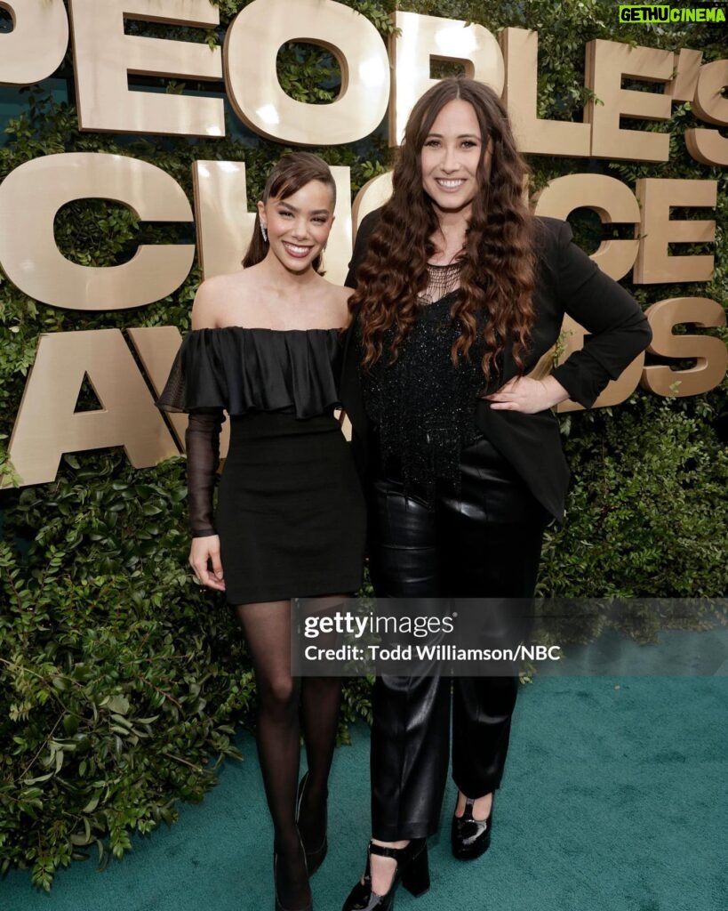 Antonia Gentry Instagram - first people’s choice brought my pops got blurry photo of tom hiddleston saw lenny kravitz perform reunited with @briannehowey @katiedouglas98 and @sllampy ate a tiny doughnut for dinner too sleepy for after party love you all can’t wait for s3 

hair: @themartyharper using @aveda 
makeup: @danadelaney 
styled by: @thomascarterphillips wearing vintage @ysl