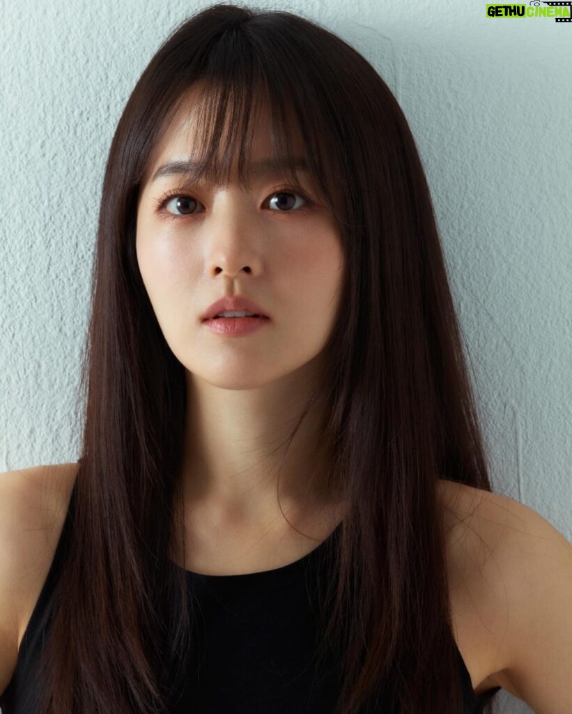 Park Bo-young Instagram - 🖤💜💛

📸 @ahnjooyoung_ 
👗 @with.hyunkyoung 
💄 @b_joeun 
💇‍♀️ @hearts_ultrapeku