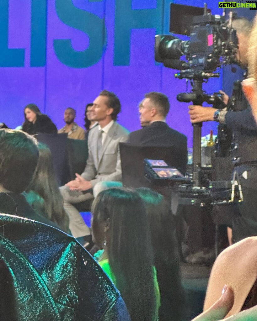 Antonia Gentry Instagram - first people’s choice brought my pops got blurry photo of tom hiddleston saw lenny kravitz perform reunited with @briannehowey @katiedouglas98 and @sllampy ate a tiny doughnut for dinner too sleepy for after party love you all can’t wait for s3 

hair: @themartyharper using @aveda 
makeup: @danadelaney 
styled by: @thomascarterphillips wearing vintage @ysl