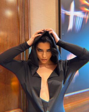 Merve Boluğur Instagram - Kara melek🔪 #ad