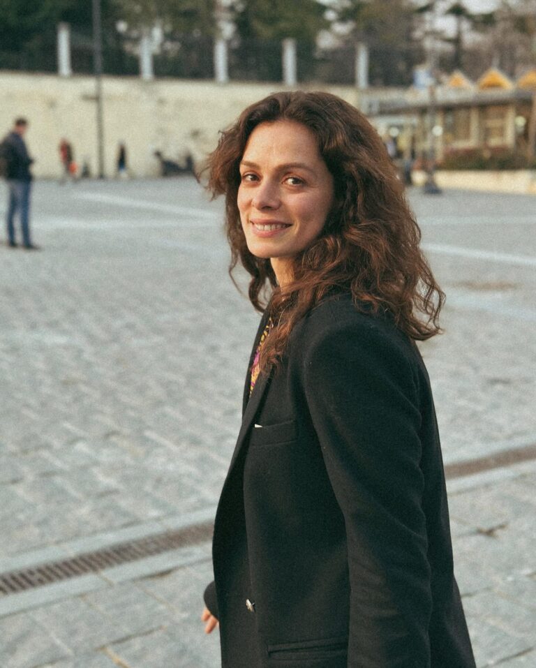 Özge Özpirinçci Instagram - Tarihi Yarımada İstanbul’un en güzel yeri! Set olduğu zaman gitmek de keyifli tabii ama boş günde manitayla gezmek gibisi yok ❤️💜
Reklam
