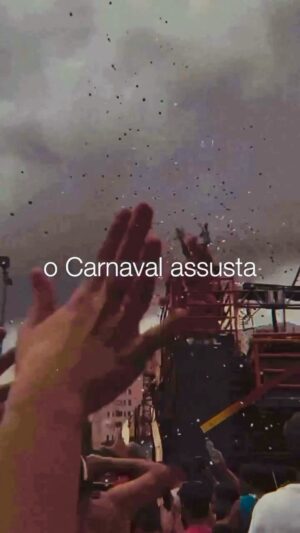 Débora Nascimento Instagram - O Carnaval é perigoso? Por quê? O carnaval assusta é um texto do professor de história @luizantoniosimas lido pela @cidafalabella. Evoé!