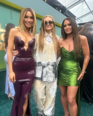 Kyle Richards Instagram - Thank you @peopleschoice! Such a great night out with my sister @kathyhilton & the cast of RHOBH ! And thank you  to all of you for the nominations 🙏❤️
Make up @karinamorxoxo 
Hair @chrisrussellhair