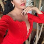 Lamitta Frangieh Instagram - Late lunch in Red off shoulder blazer @trace.highfashion ♥️
.
.
#blazer #elegance #redblazer #lamittafrangieh #chic #stylish