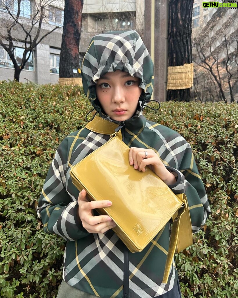 BIBI Instagram - 💚💛 @burberry #ad