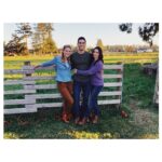 Melissa Benoist Instagram - two kryptonians and a journalist walk into a crossover 👨‍👩‍👧